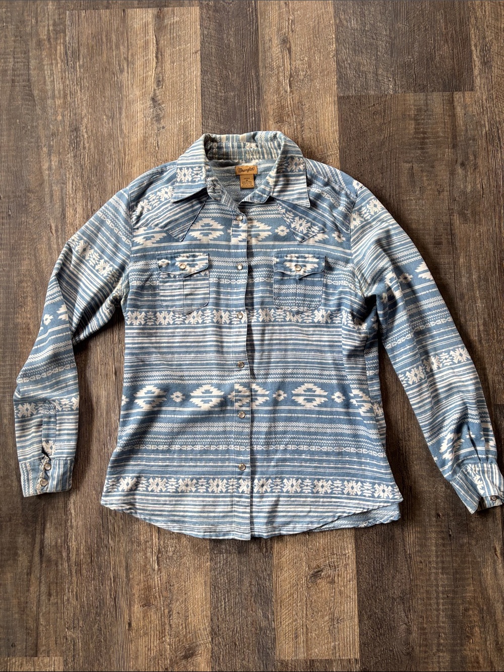 Wrangler Light Blue and White Southwestern snap Up Western Shirt women’s medium